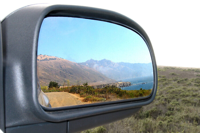 Az amerikaiak mást látnak, ha belenéznek a visszapillantóba