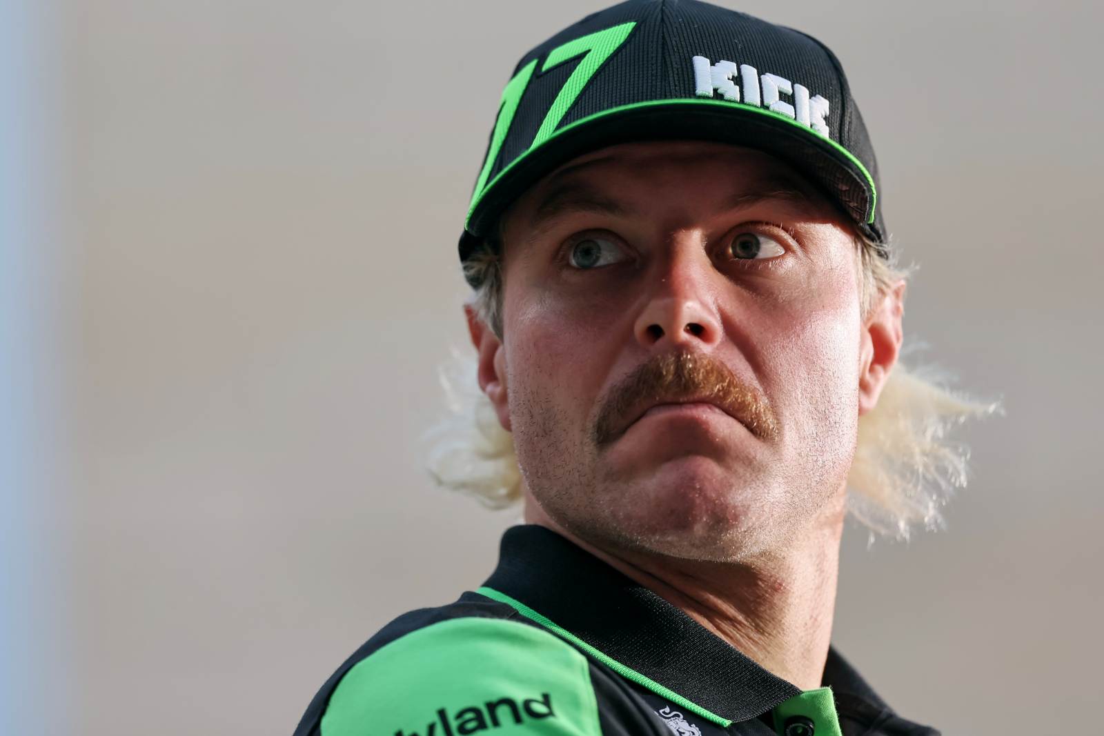 F1: Megtiltották a pilóta meztelenkedését