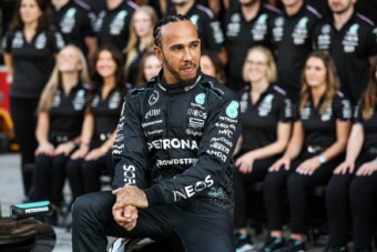 F1: 3000 munkatársát ajándékozta meg Hamilton