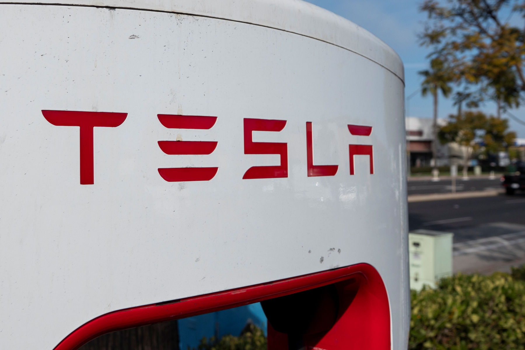 Verekedtek a töltőnél, már a Tesla is lép