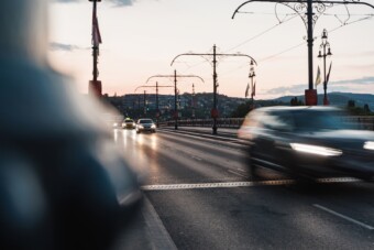 Könnyítés jelenhet meg az új KRESZ-ben