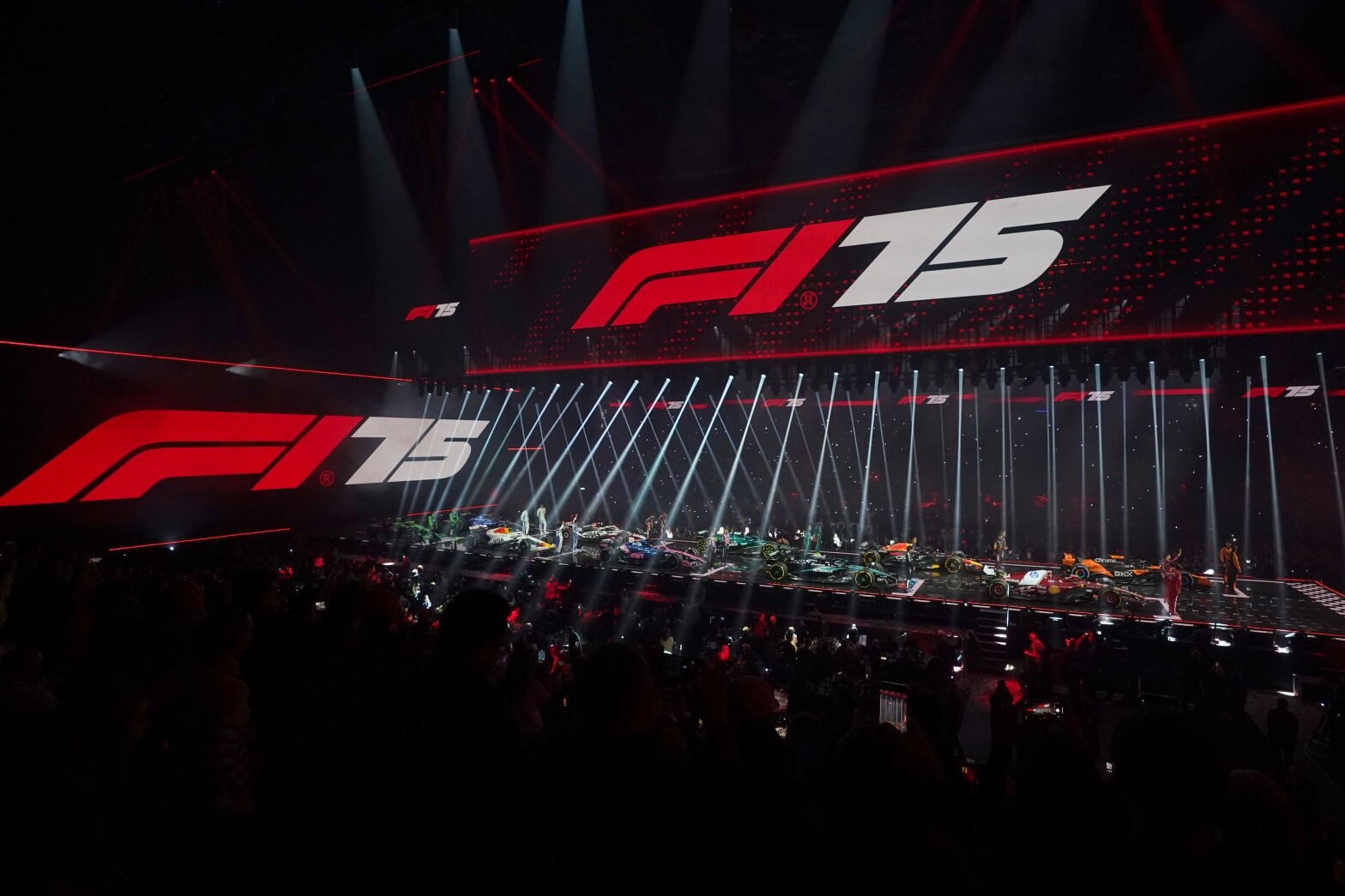 Ilyen autókkal érkeztek az F1-esek a gigapremierre