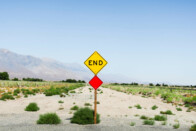 Három ember, egy létra és pár elhajtogatott KRESZ-tábla 1