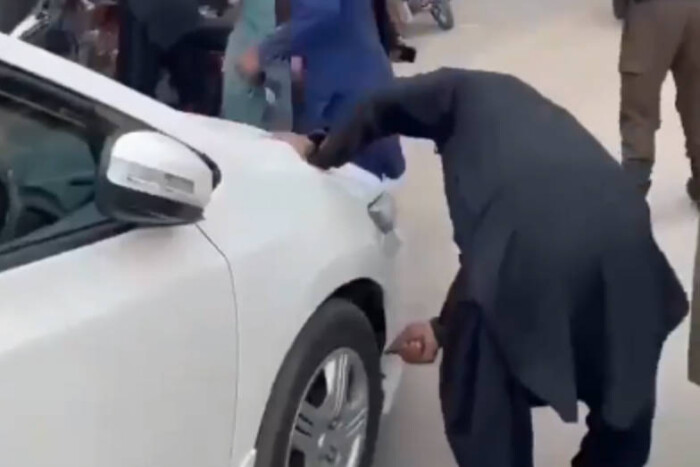 Csekk helyett itt simán kiszúrják a tilosban parkolók gumiját