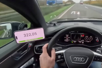 Ilyen, amikor 330 km/óránál durran el egy Audi motorja az autópályán