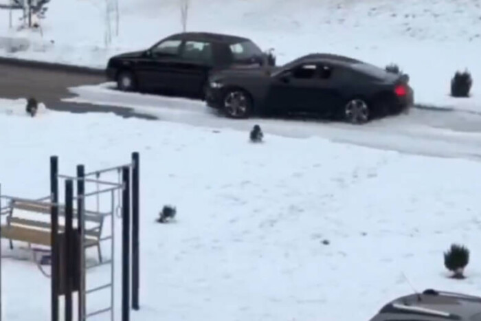 Ámokfutó autós tört-zúzott egy lakótelepi parkolóban