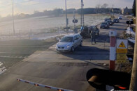 A teherautósok legrosszabb rémálma vált valóra egy vasúti átjáróban 1