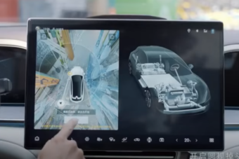 A legprofibb sofőrt is lekörözi parkolásban a kínai luxusautó