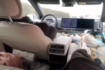 Félelmetes: az egész család aludt az autópályán száguldó kocsiban
