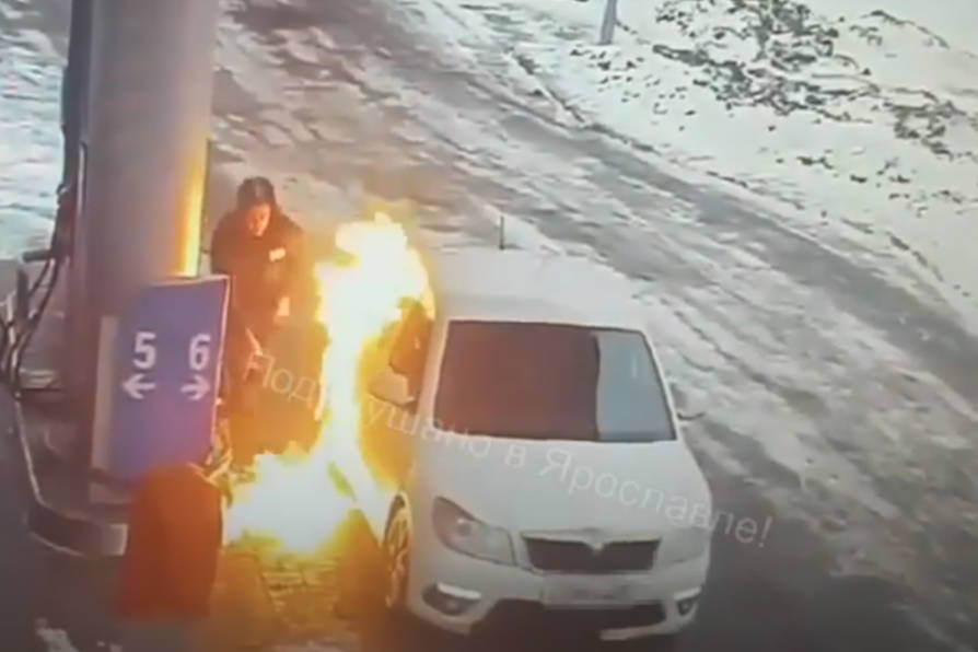 Ezért rossz ötlet gyújtóval játszani a benzinkúton