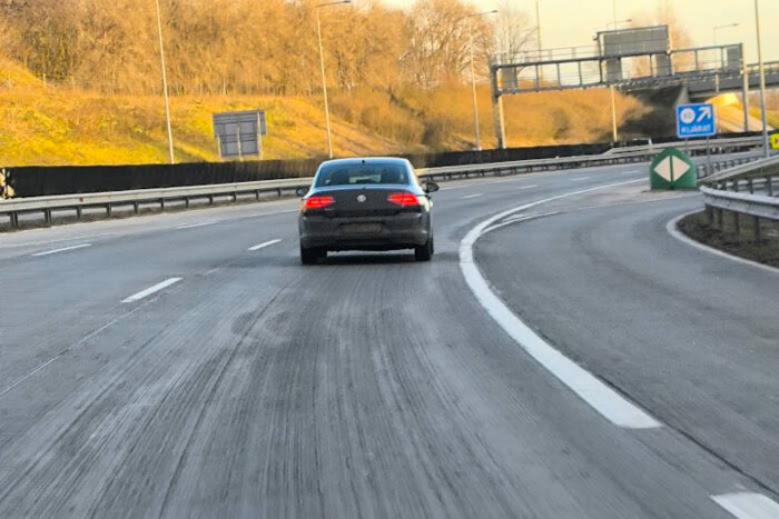 Esős időben autózva simán bírság járhat ezért az apróságért