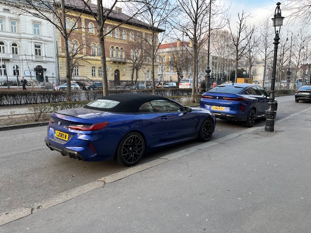 Romantikus BMW-parkolás az Andrássyn, mindkét autón egyedi rendszám volt 3