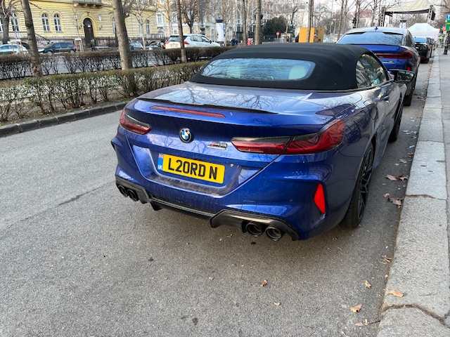 Romantikus BMW-parkolás az Andrássyn, mindkét autón egyedi rendszám volt 2