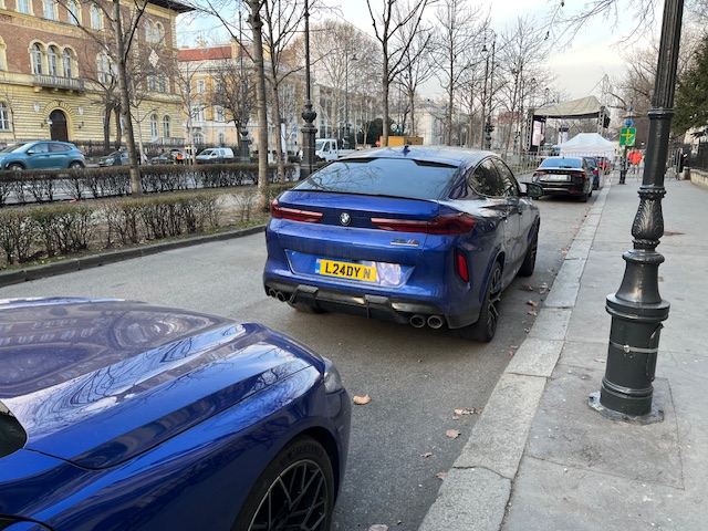 Romantikus BMW-parkolás az Andrássyn, mindkét autón egyedi rendszám volt 1