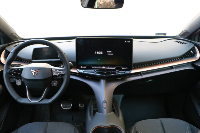 Ilyen egy igazán feltűnő villanyautó 20 millió alatt 8