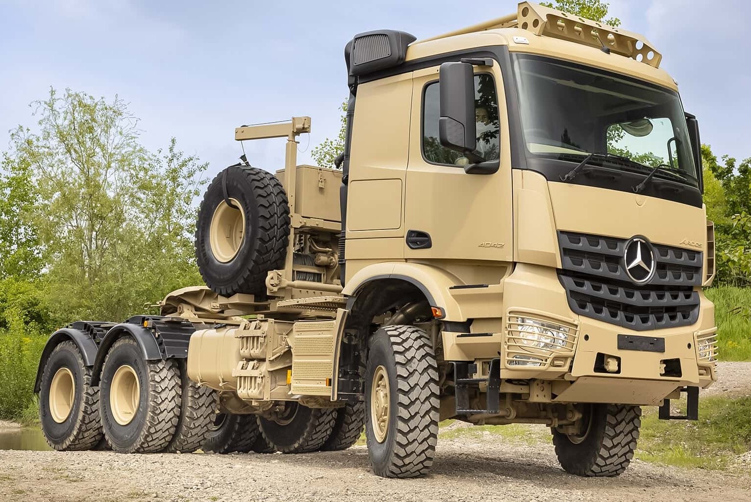 Tankokat is menthet a Mercedes-Benz speciális óriása