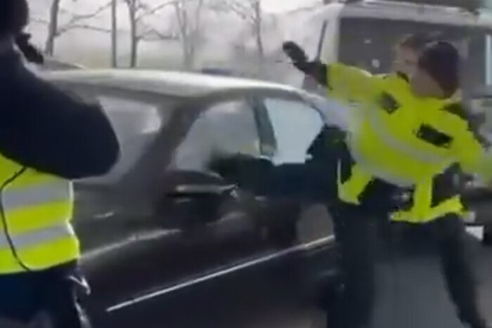 Két rendőr püfölte és rúgta a Mercedes ablakát, de az nem adta magát