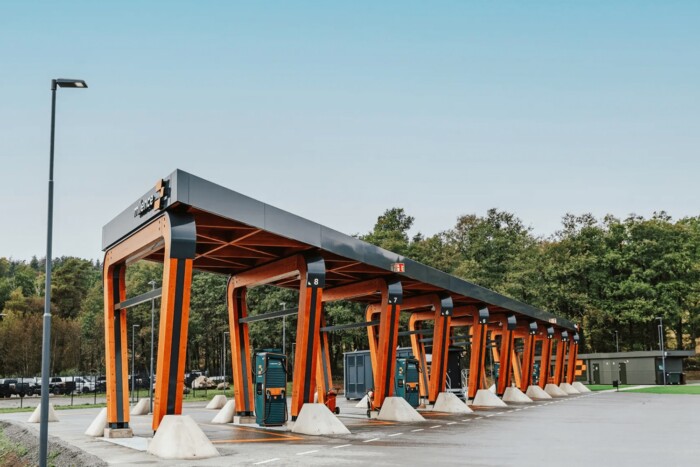 Több száz töltőpont létesül e-teherautóknak