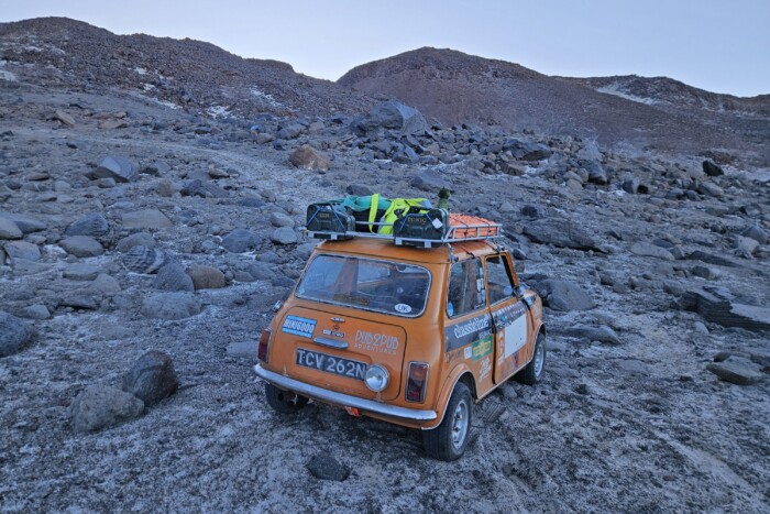 50 éves autóval mászták meg a legmagasabb vulkánt 7