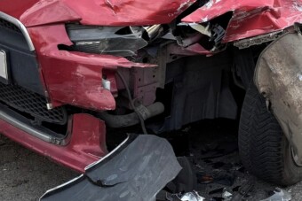 Kipufogó fúródott egy parkoló autóba Budapesten