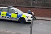 Rendőrautó mögött tujázott a kerekesszékes 1