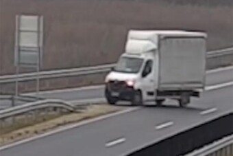 Túlment a kihajtón a furgonos, te soha ne csináld azt, amit ő!