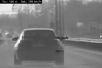 Civil rendőrautó előtt gyorsított 200-ra, repült a 468 ezres bírság