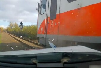 Videón, ahogy kínos lassúsággal vonat elé hajtott egy magyar rendőrautó