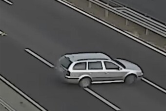 Az útellenőrök orra előtt indult el a forgalommal szemben az M85-ösön