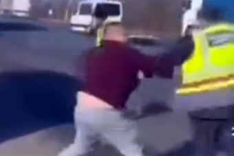 Videón, ahogy egy dühös kamionos rátámadt a közlekedési hatóság emberére