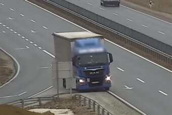 Nem akart kerülni a kamionos, újabb eszelős tolatás az M85-ösön