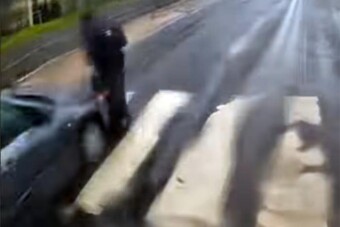 Átengedte a busz a gyalogost, a másik sávban érkező autó elgázolta