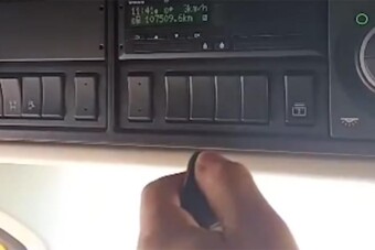 A NAV megmutatta: így csalnak a tachográffal a kamionosok