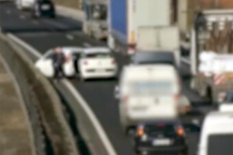 Fékbe taposott a sávlezárás miatt az M1-esen, eltolta a mögötte érkező