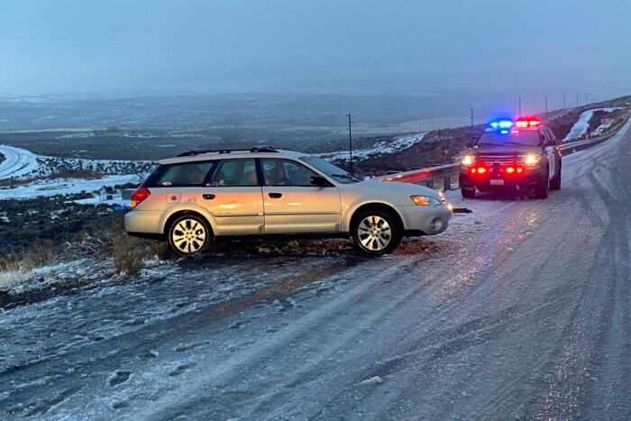 Felnyársalta a szalagkorlát, túlélte az autós