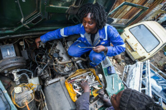 Zokognának a kesztyűs autószerelők, ha ilyen helyen kellene dolgozniuk