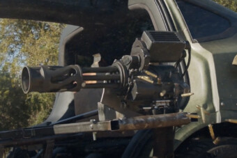 Valódi, halálos gépágyúkkal szereltek fel egy Teslát