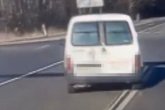 Bajba került az aznap vett autóval, az utast is büntették