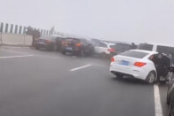 Hatalmas tömegbaleset Ausztriában, 150 liter gázolaj folyt az autópályára 1