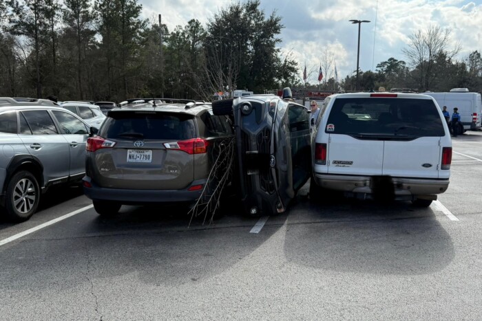 Lehetetlenül szűk helyre állt be, a tűzoltók szedték ki 2