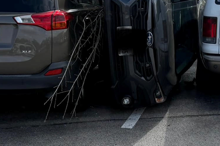 Lehetetlenül szűk helyre állt be, a tűzoltók szedték ki