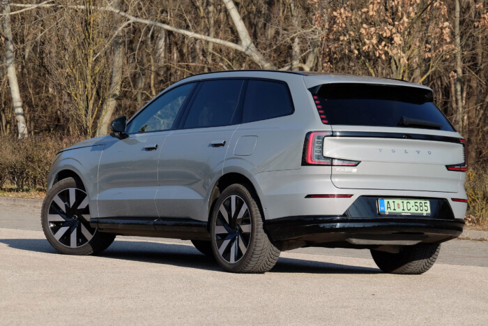 Családi behemót hét üléssel, 517 lóerővel 28