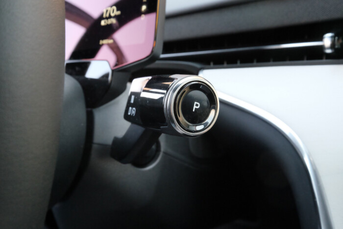 Családi behemót hét üléssel, 517 lóerővel 20