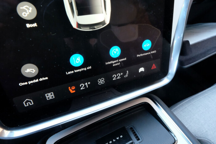 Családi behemót hét üléssel, 517 lóerővel 25