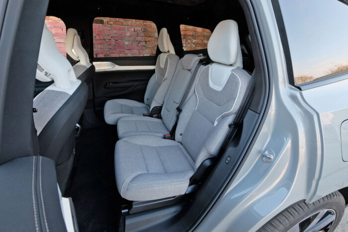 Családi behemót hét üléssel, 517 lóerővel 14