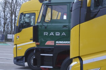 Saját autósiskolával csökkentenék a sofőrhiányt