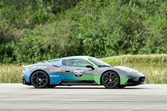 Kiszállt a sofőr, száguldani kezdett az autó