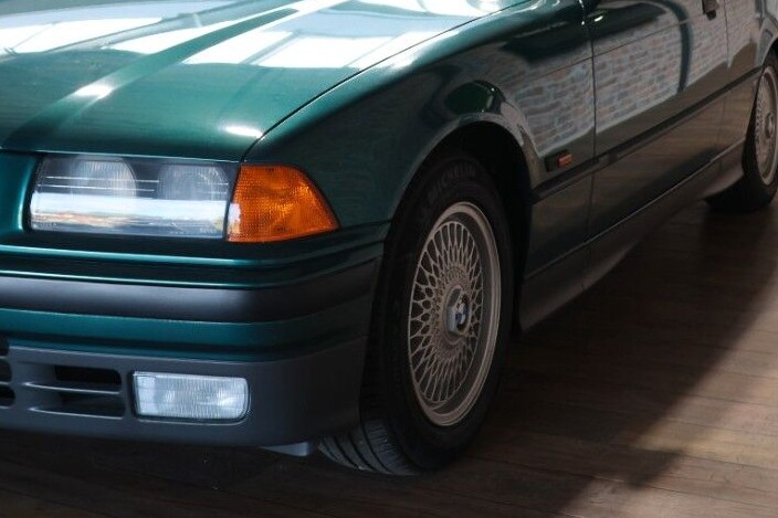 Alig hiszünk a szemünknek: 32 évesen is új ez a BMW