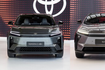 Másfél új villanyautót mutatott be a Toyota