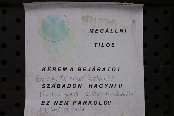 Elpattant a cérna egy szegedi társasház előtt, repültek az üzenetek 1